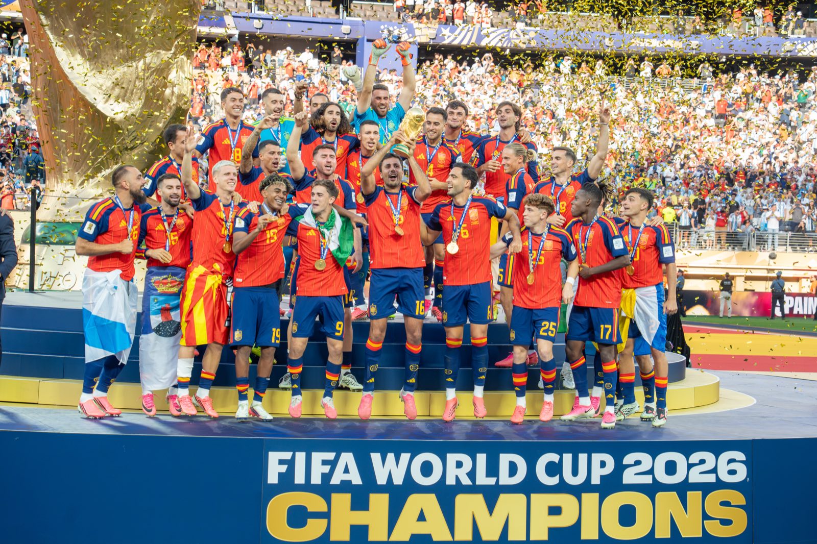 La selección española levantando la Copa del Mundo de 2026